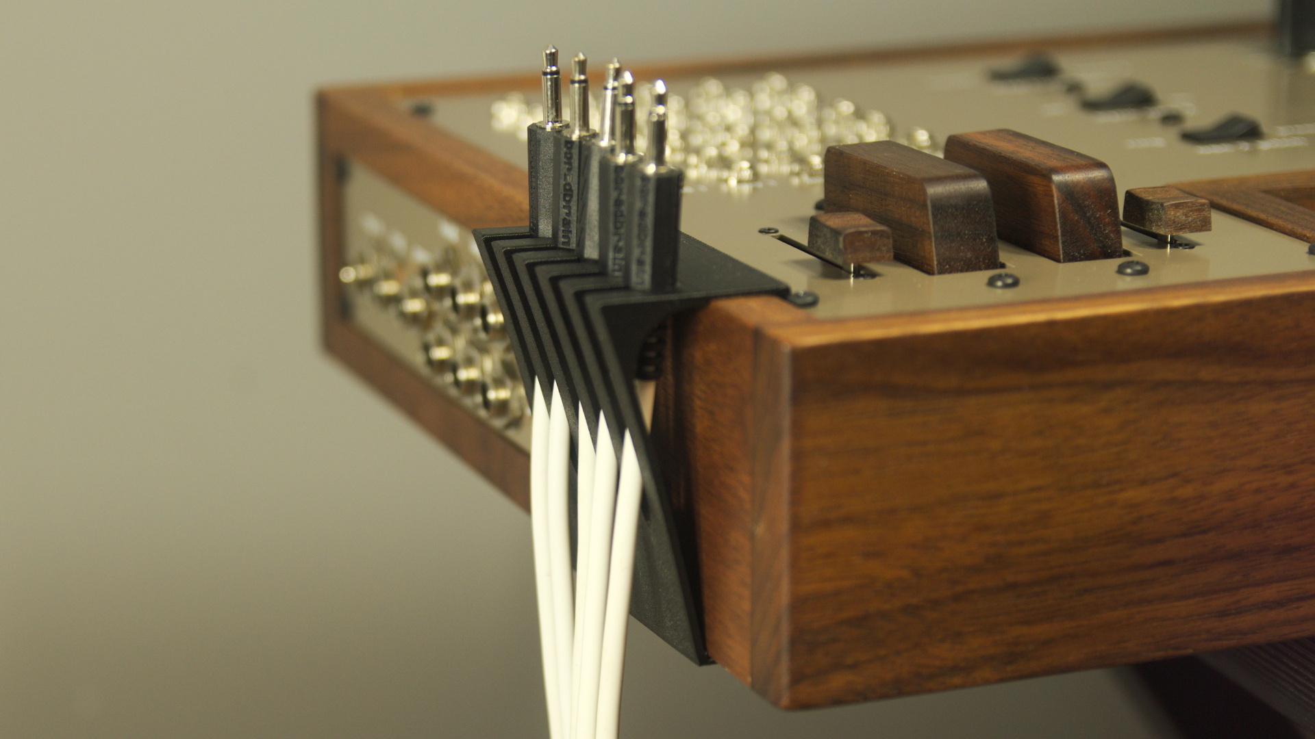 therevox ET5 Patch Cable Holder